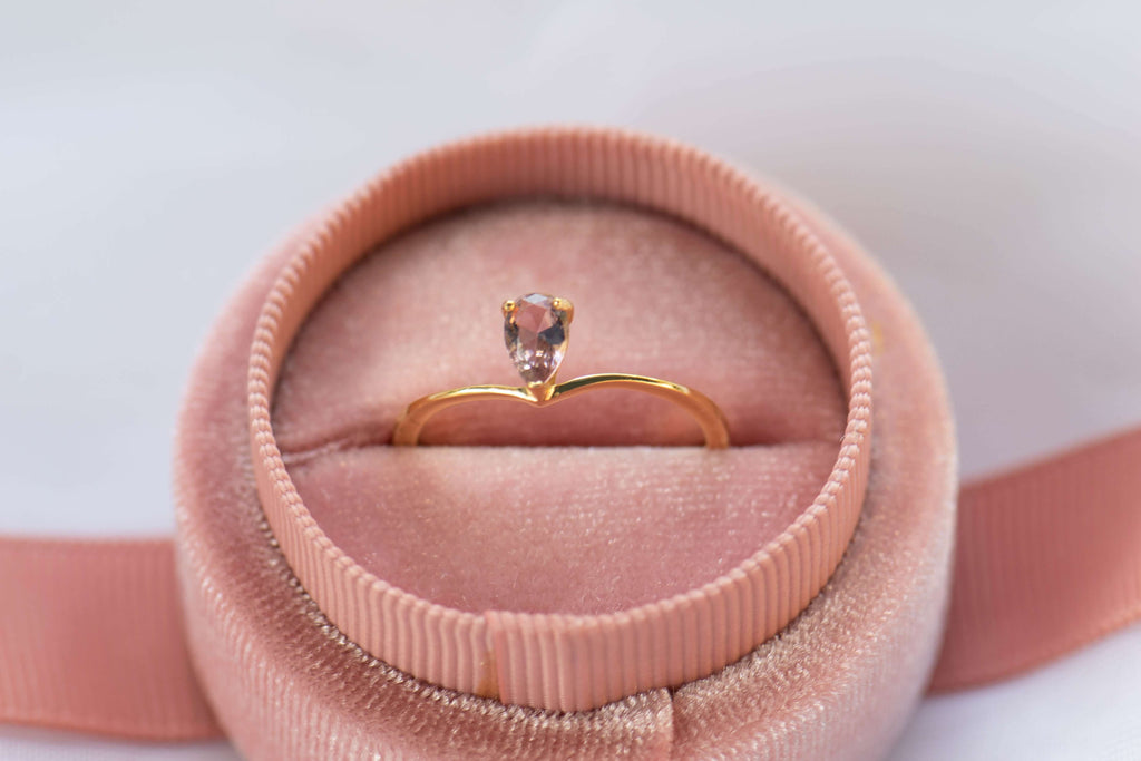 image 4472 × 2981 px Anillo en plata 925 con baño en oro 18k con argolla lisa y delicada y piedra central de zirconia color palo rosa