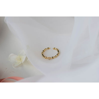 Anillo con baño de oro 18k ajustable y pequeña piedra