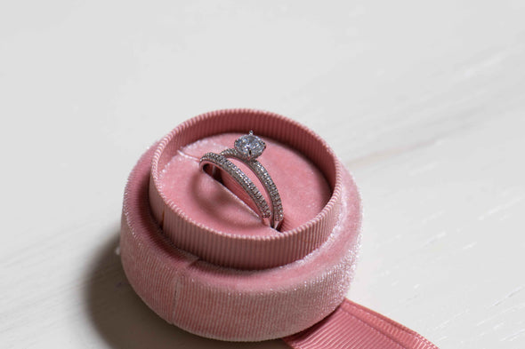 Anillos color plata con Zirconia en caja de anillo rosa