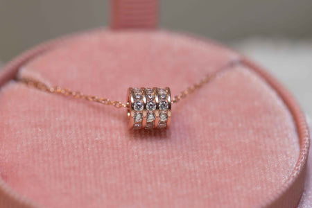 Collar de cadena color oro rosa y pendiente cilíndrico con zirconias detalle