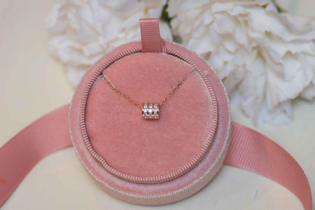 Collar de cadena color oro rosa y pendiente cilíndrico con zirconias