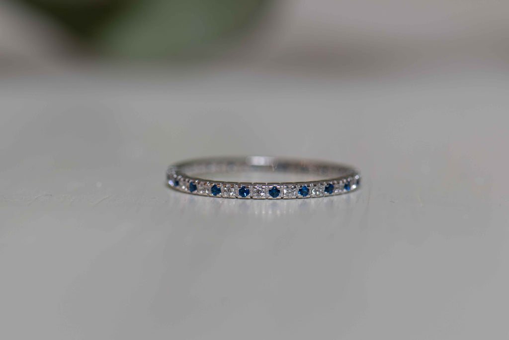 Anillo en plata 925 con Zirconias blancas y azules incrustadas al rededor de la argolla exhibido en Guatemala