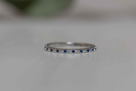 Anillo en plata 925 con Zirconias blancas y azules incrustadas al rededor de la argolla exhibido en Guatemala