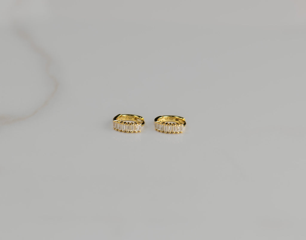 Aretes de argolla pequeña en baño de oro 18k con zirconias blancas