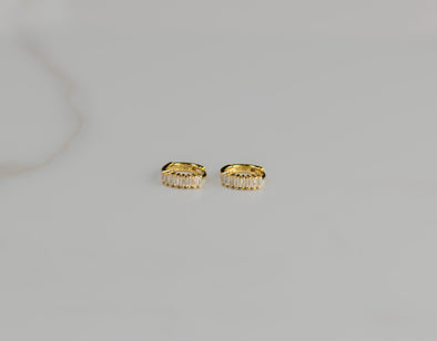 Aretes de argolla pequeña en baño de oro 18k con zirconias blancas