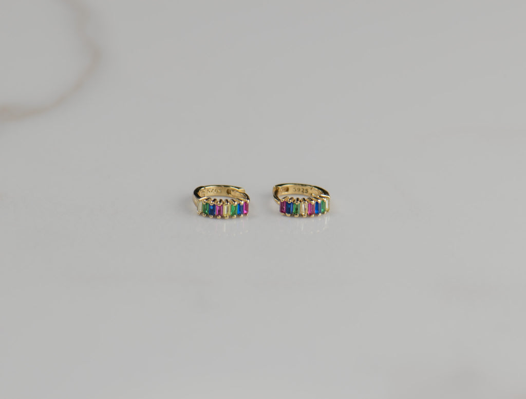 Aretes de argolla pequeña en baño de oro 18k con zirconias colores