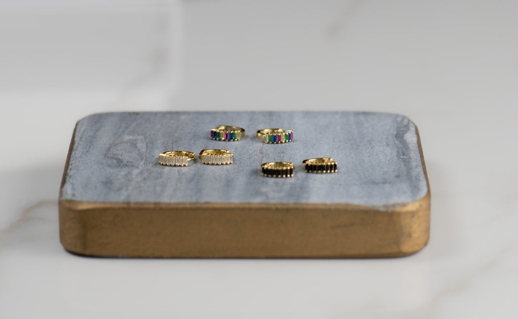 Aretes de argolla pequeña en baño de oro 18k con zirconias blancas, Aretes de argolla pequeña en baño de oro 18k con zirconias negras, Aretes de argolla pequeña en baño de oro 18k con zirconias de colores
