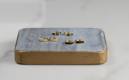 Aretes de argolla pequeña en baño de oro 18k con zirconias blancas, Aretes de argolla pequeña en baño de oro 18k con zirconias negras, Aretes de argolla pequeña en baño de oro 18k con zirconias de colores
