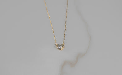 Collar de cadena color oro con pendiente de corazón color oro y piedras incrustadas