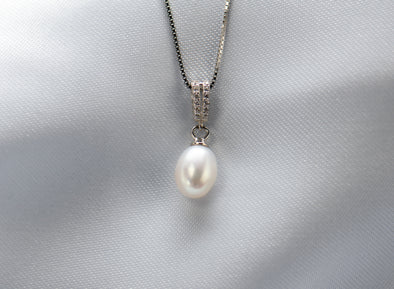 Detalle de collar con cadena en plata 925 y pendiente de perla