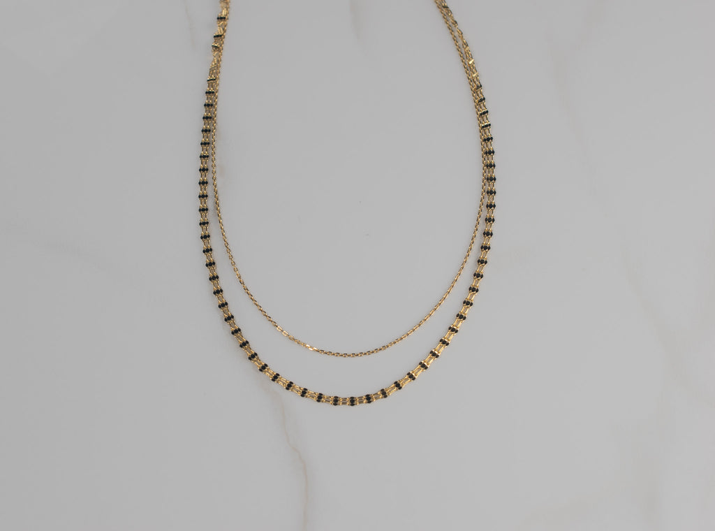 Detalle de collar doble con baño de oro 18k