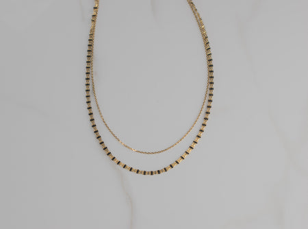Detalle de collar doble con baño de oro 18k