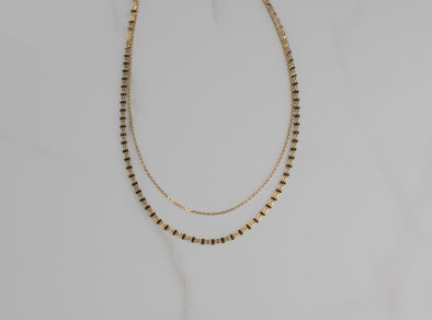 Detalle de collar doble con baño de oro 18k