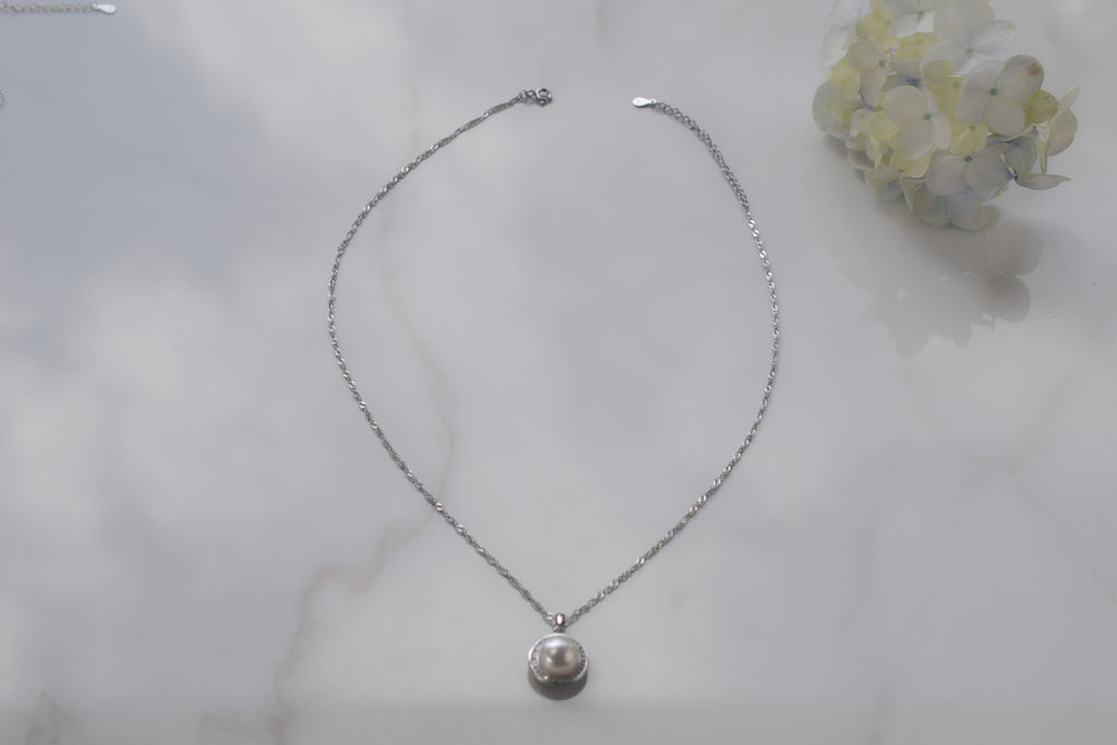 Collar de cadena con pendiente de perla con marco incrustado con zirconias