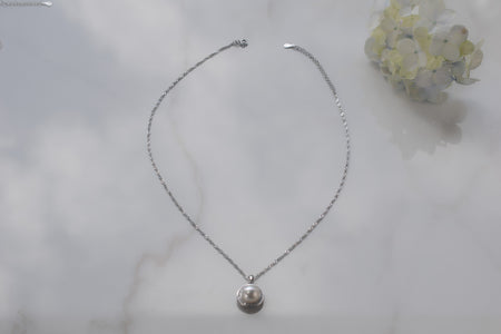 Collar de cadena con pendiente de perla con marco incrustado con zirconias