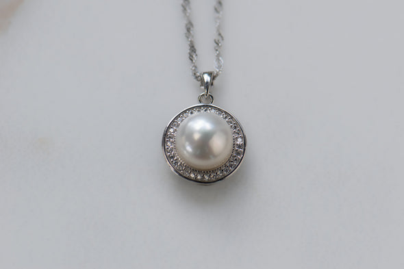 Collar con pendiente de perla con marco incrustado con zirconias