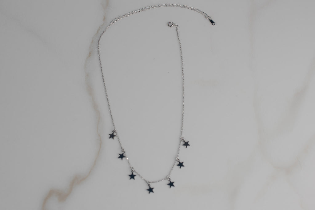 collar choker de estrellas en color plata