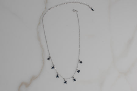 collar choker de estrellas en color plata