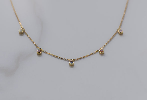 Detalle de Collar con cadena y pendientes de zirconia de colores en baño de oro 18k