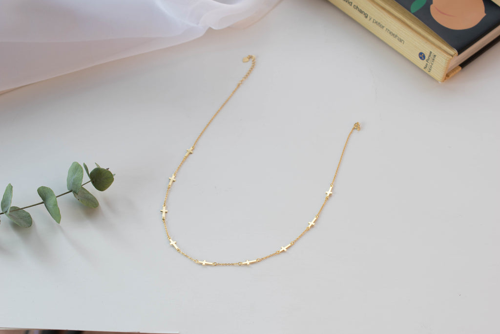 Collar de cadena con cruces color oro