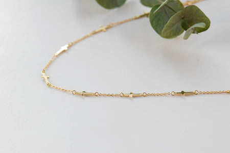 Collar de cadena con cruces color oro detalle