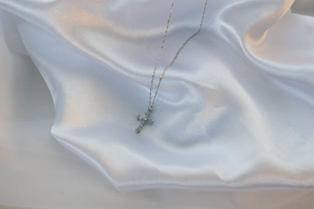 Cadena color plata con pendiente de cruz con piedras zirconia blancas