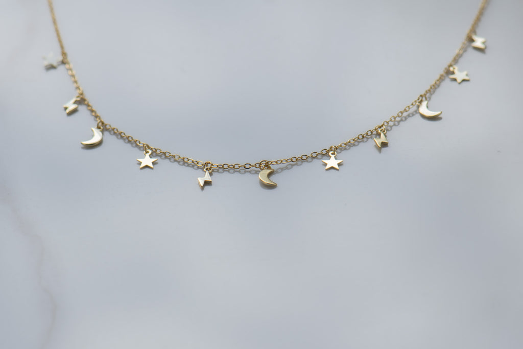 Collar cadena con estrellas y lunas color oro detalle