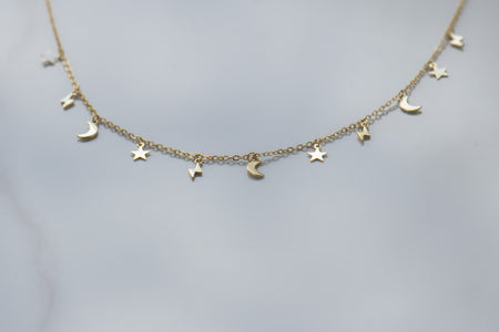 Collar cadena con estrellas y lunas color oro detalle