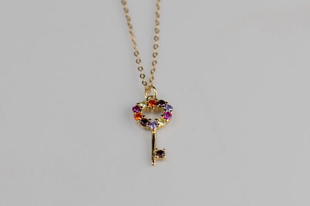 Collar con pendiente de llave en forma de corazón con marco incrustado con zirconias de colores