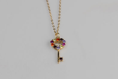 Collar con pendiente de llave en forma de corazón con marco incrustado con zirconias de colores