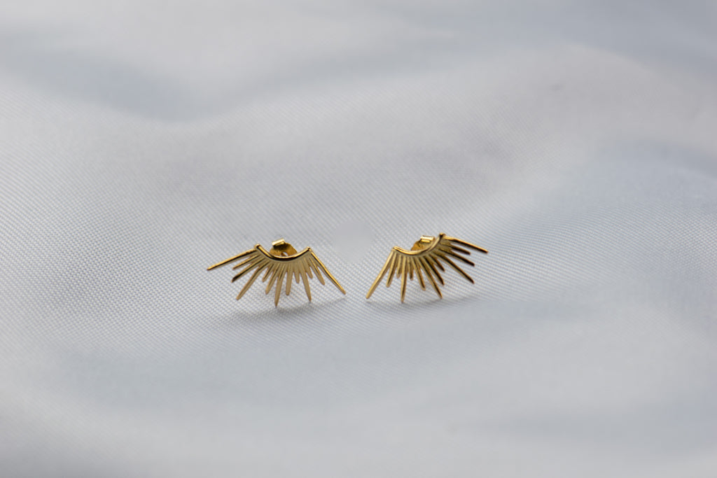 Aretes en forma de rayos de sol con baño en oro 18k