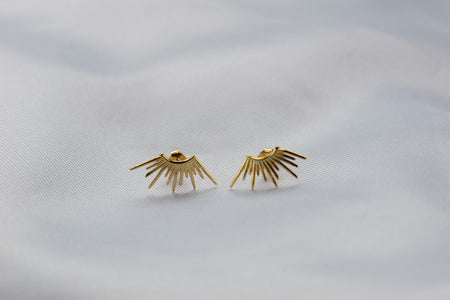 Aretes en forma de rayos de sol con baño en oro 18k