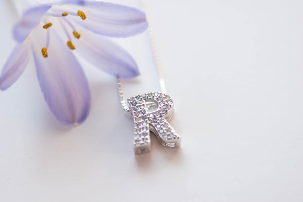 Collar con pendiente de letra R color plata con zirconias