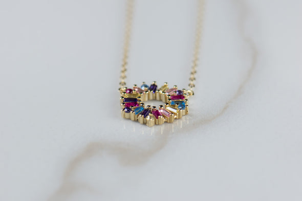 Collar con cadena con baño de oro 18k y pendiente circular con zirconias de colores