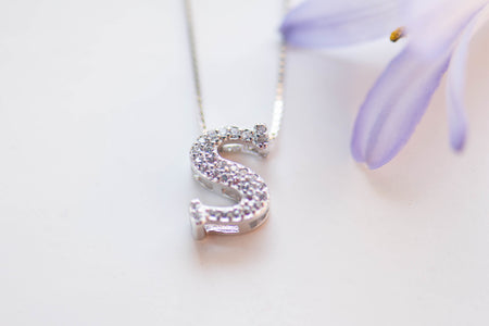 Collar con pendiente de letra S color plata con zirconias