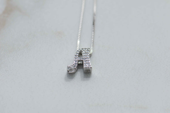 Collar con pendiente de letra A color plata con zirconias