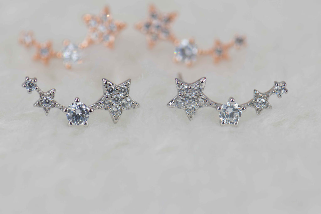 Dos pares de aretes tipo climbers de estrellas en plata 925 y con baño de oro rosa 18k