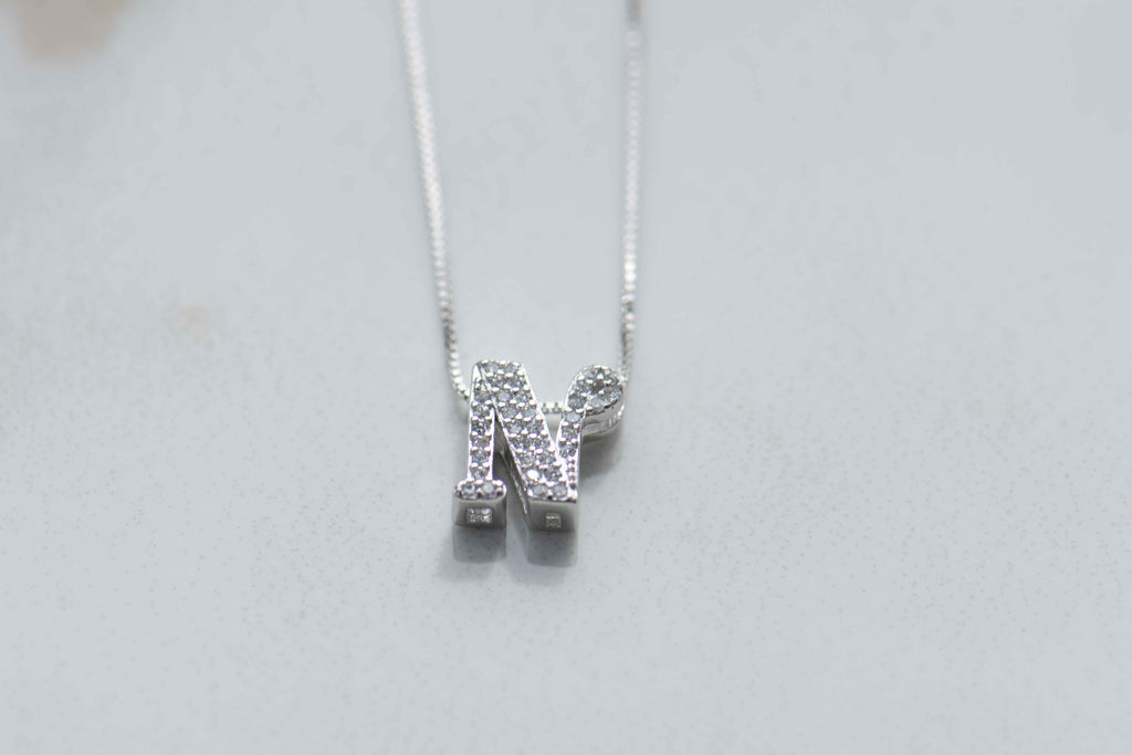 Collar con pendiente de letra N color plata con zirconias