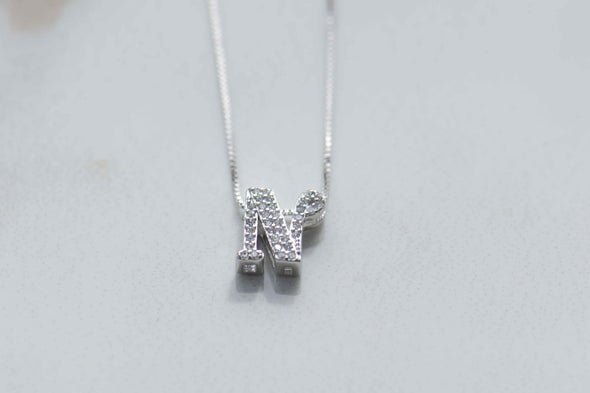 Collar con pendiente de letra N color plata con zirconias