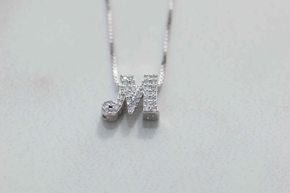 Collar con pendiente de letra M color plata con zirconias