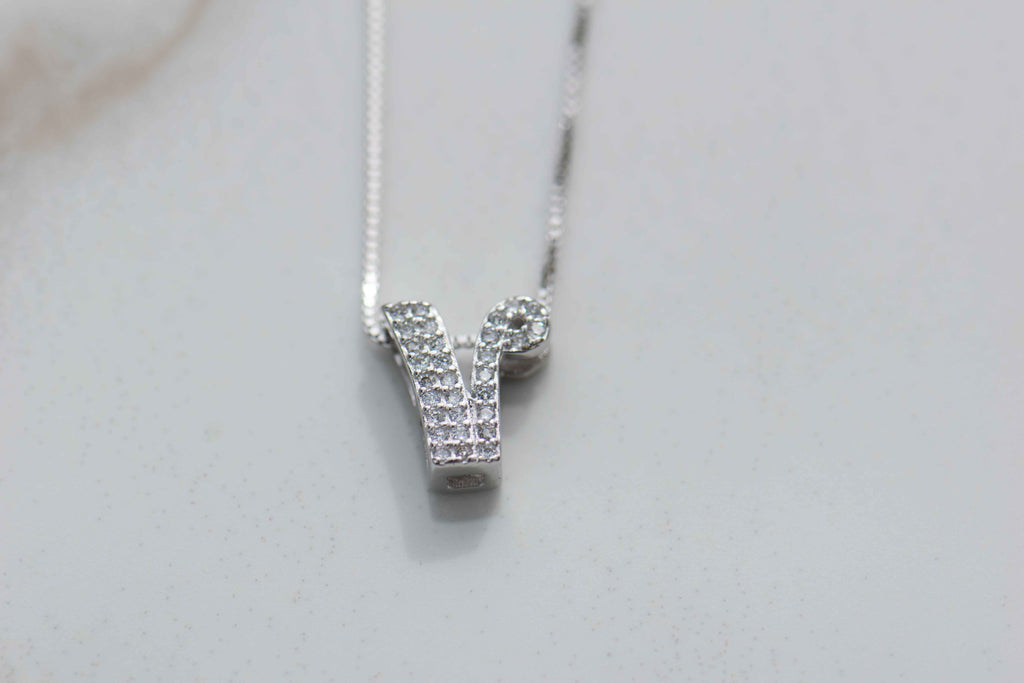 Collar con pendiente de letra V color plata con zirconias