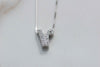 Collar con pendiente de letra V color plata con zirconias