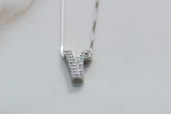 Collar con pendiente de letra V color plata con zirconias