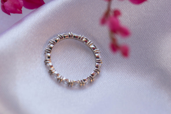 Anillo en plata 925 con Zirconias incrustadas al rededor de la argolla en vista superior exhibido en Guatemala