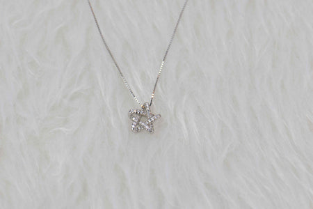 Collar cadena con pendiente de estrella en color plata y zirconias