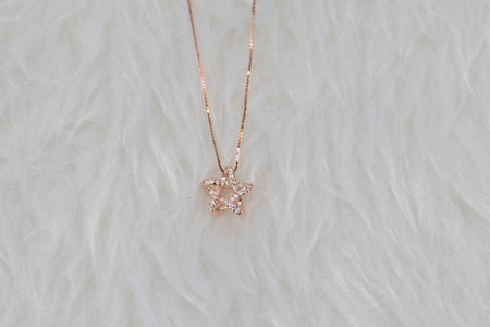 Collar cadena con pendiente de estrella en color oro rosa y zirconias en superficie