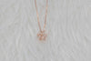Collar cadena con pendiente de estrella en color oro rosa y zirconias en superficie