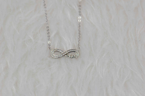 Detalle de collar de cadena y pendiente de infinito con palabra mamá- Mom en plata 925