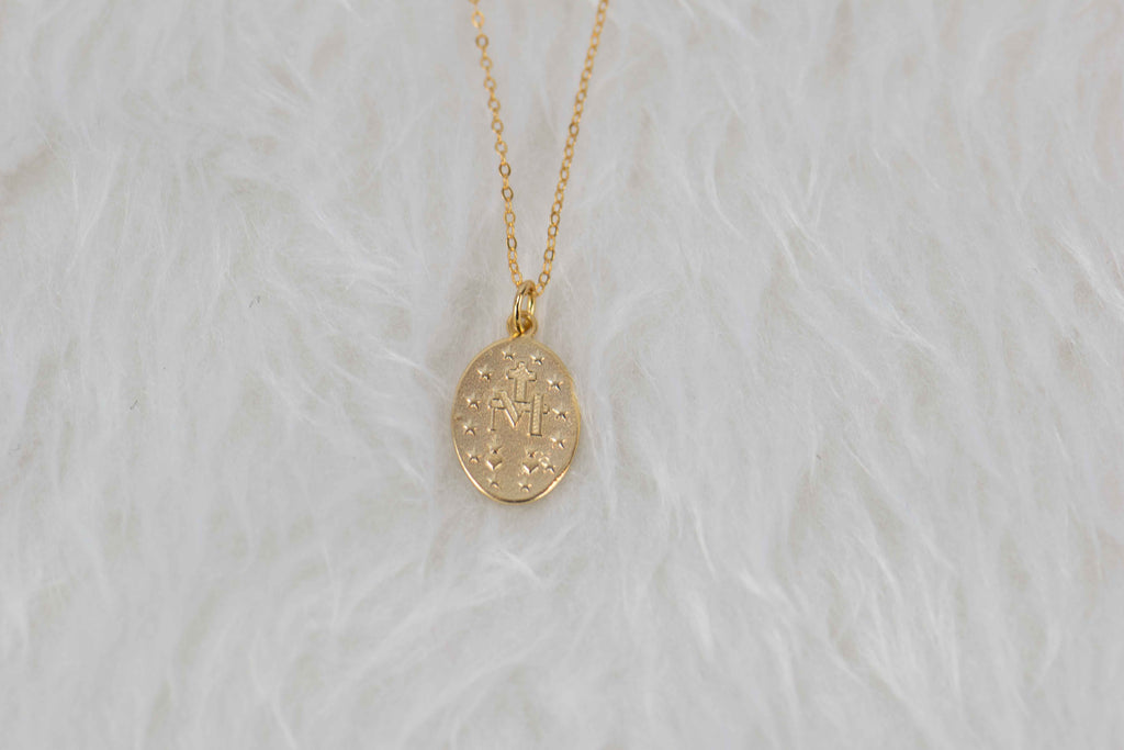 Collar cadena con pendiente de la virgen Maria color oro atrás