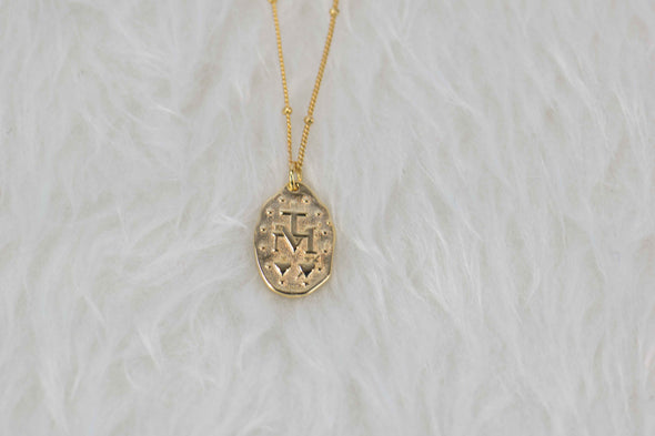 Collar cadena con pendiente de virgen milagrosa color oro detalle detrás